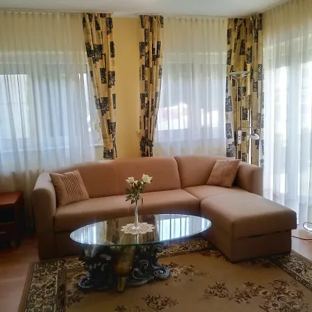 Lona Studio Apartmán *